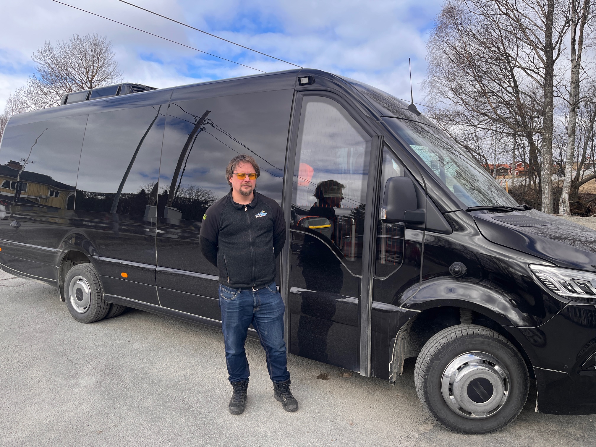 Vår buss med 23 platser och busschauffören som tar dig dit du vill.